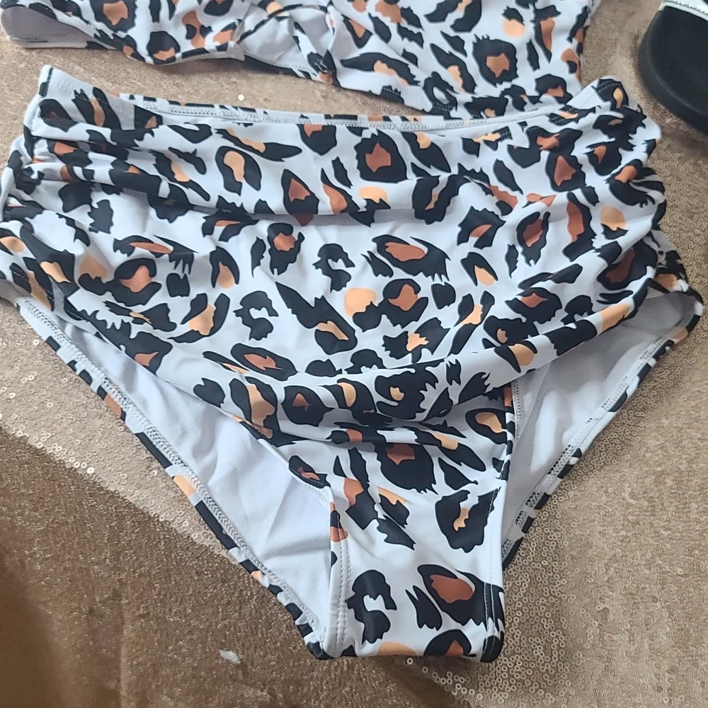 - Leopard 2 piece - Picture 3 of 8